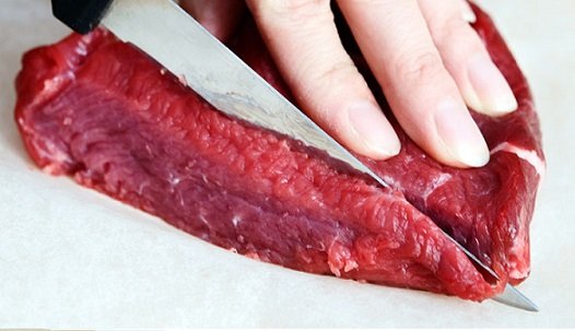 riscos de comer carne crua