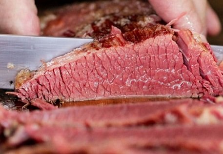 O Farmnews apresenta os dados de receita, embarques e preço médio da carne bovina exportada do Brasil. O fato é que em janeiro de 2020 a receita com a exportação de carne bovina in natura do Brasil subiu 50,0% em relação ao praticado no mesmo período de 2019, embora tenha caído em relação ao mês anterior, dezembro de 2019. Em janeiro de 2020 a receita com a exportação de carne bovina in natura do Brasil foi de US$575,97 milhões, valor 50,0% maior que o observado no mesmo período de 2019 (US$383,94 milhões) e 23,3% mais baixo que dezembro do ano anterior (US$751,22 milhões). Vale lembrar que em janeiro de 2020 foi comentado de uma possível tentativa chinesa em reduzir o preço pago da carne bovina do Brasil. Clique aqui e saiba mais do assunto. Aliás, clique aqui e confira a participação chinesa na receita com a exportação de carne bovina do Brasil. Com relação aos embarques, o Brasil embarcou o 117,00 mil toneladas em carne bovina in natura, valor 14,2% maior que o observado em janeiro de 2019 (102,43 mil toneladas) e 21,3% mais baixo que o apurado em dezembro de 2019 (148,76 mil toneladas). Clique aqui e confira a expectativa para o mercado de exportação de carne bovina em 2020 entre os principais países. E quando o assunto é preço, o valor médio de janeiro de 2020 de US$4,92 mil por tonelada revela alta frente ao valor praticado em janeiro de 2019 (US$3,74 mil por tonelada). E vale lembrar que o preço da carne bovina exportada do Brasil alcançou em dezembro de 2019 o maior patamar histórico em Reais. Cli